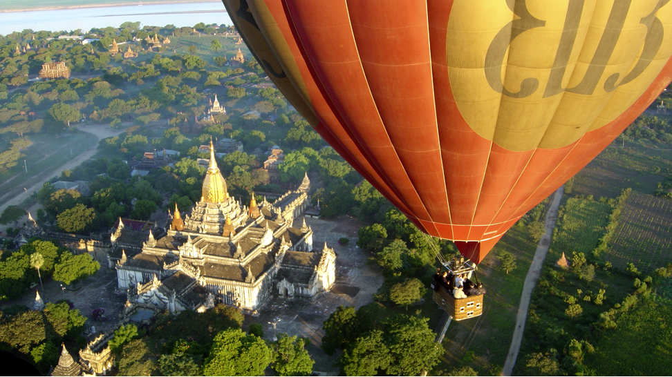 Vuelo en Globo sobre Bagan, Templo Ananda. Birmania.